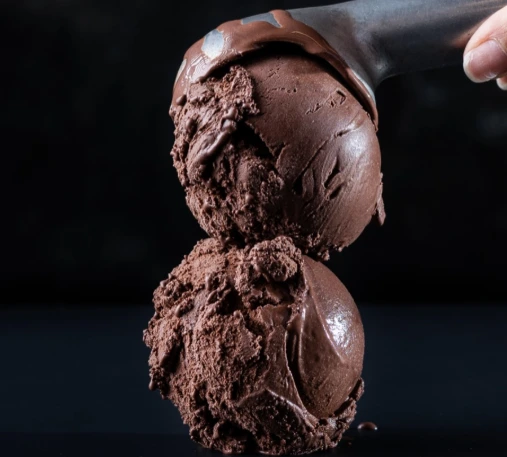 Dos scoops de Cacao Zero sobre una cuchara heladera