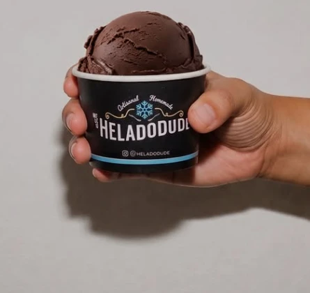 Helado de chocolate servido en un vaso HeladoDude