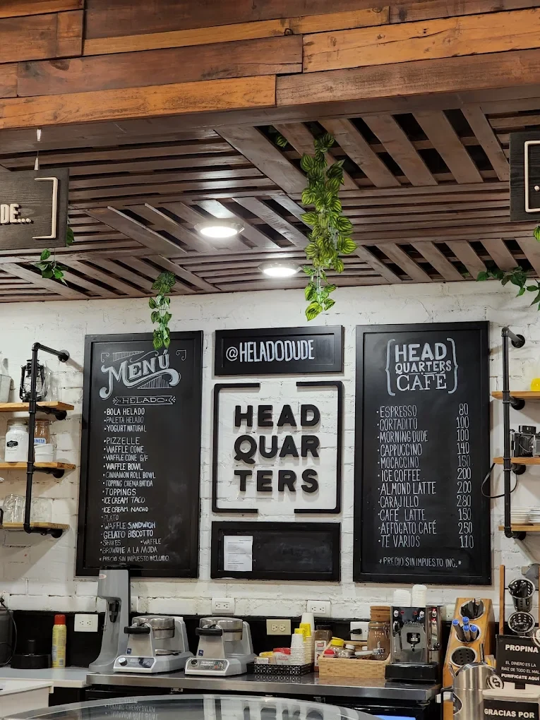 Interior de HeladoDude con barra de café, madera y pizarras de menú